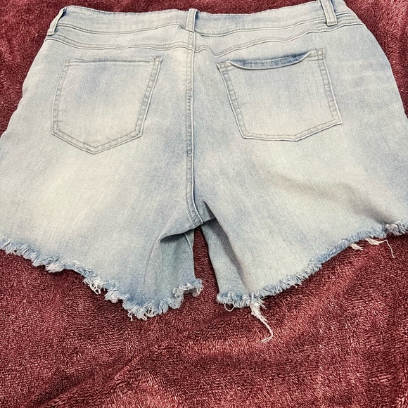 Gently loved women’s Vintage jean shorts - Picture 2 of 5